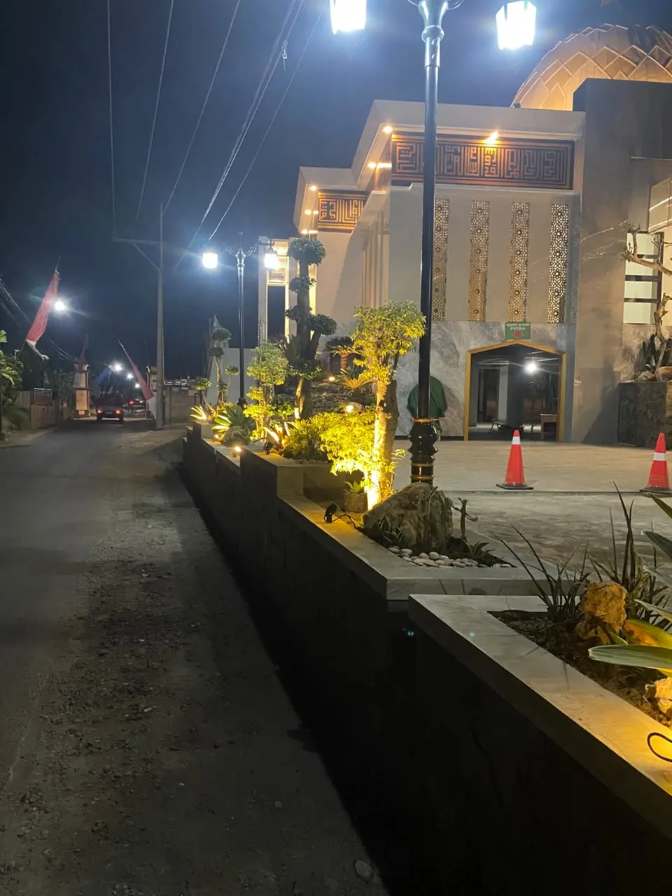 Penghijauan halaman masjid yang memberikan kenyamanan jamaah